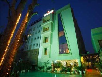 The Grand Hotel Bizzotel Gurgaon Esterno foto