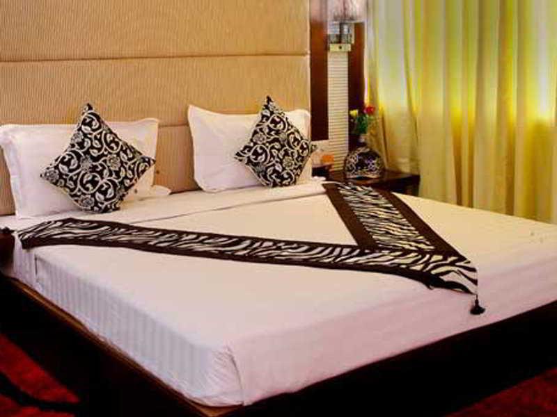 The Grand Hotel Bizzotel Gurgaon Esterno foto
