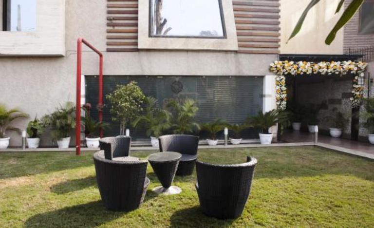 The Grand Hotel Bizzotel Gurgaon Esterno foto
