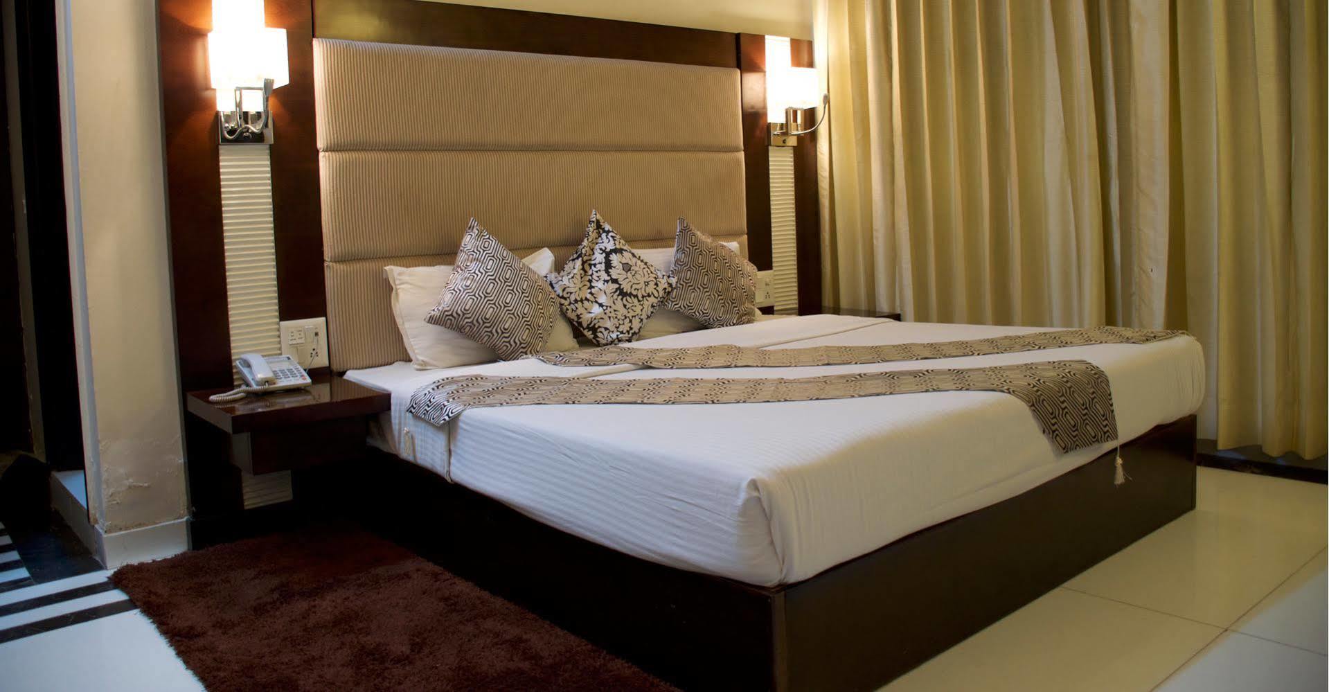 The Grand Hotel Bizzotel Gurgaon Esterno foto